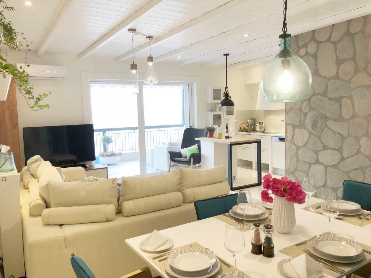 Colours Seaview Apartment *
